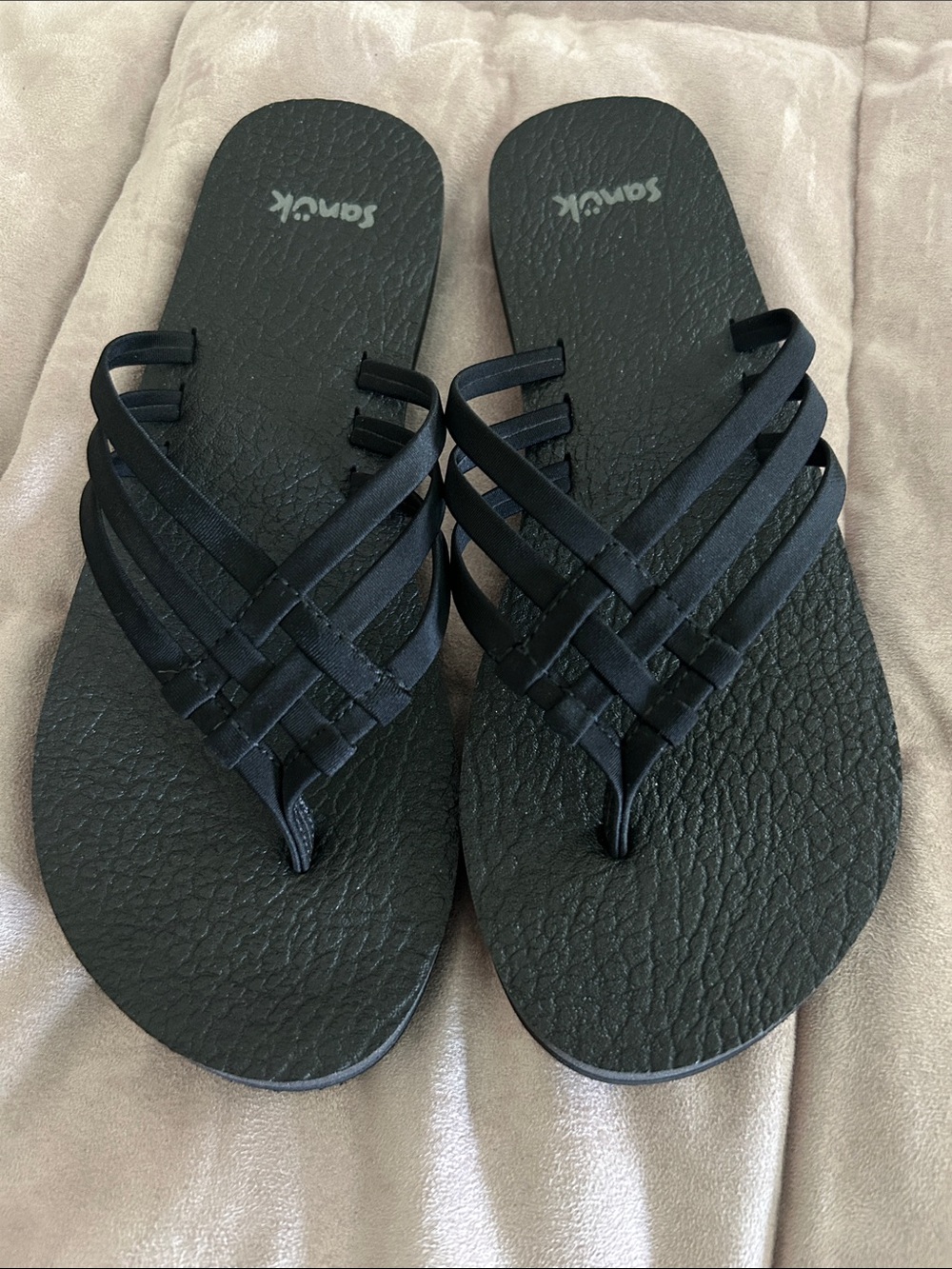 Sanuk Yoga Sandy Black Strappy Flip-Flop, size 8 NEW